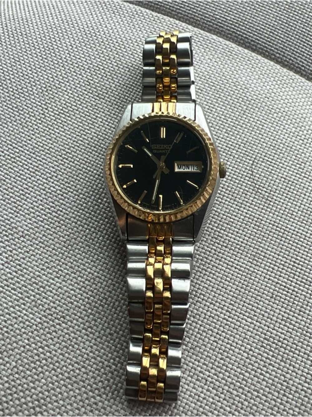 Vintage Seiko 7N83-0041 Ladies Wrist Watch Preowned Gold Black Silver Preowned